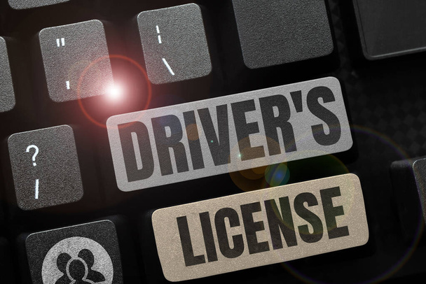 Conceptual caption Driver S License, Business bemutatja a dokumentumot, amely lehetővé teszi a személy számára, hogy gépjárművet vezessen - Fotó, kép