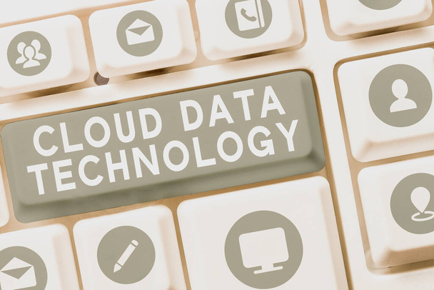 Znak tekstowy pokazujący technologię przetwarzania danych w chmurze, zdjęcie koncepcyjne Zapisywanie i dostęp do danych i programów przez Internet - Zdjęcie, obraz