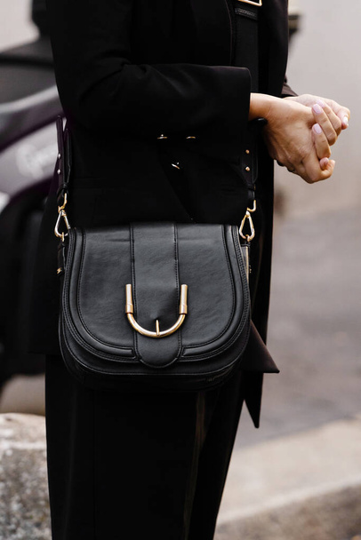 Milan, İtalya - 25 Eylül: Elisabetta Franchi 'den siyah bir kurye çantası giyen kadın nüfuzlu. Moda blogcusu kıyafet detayları, sokak tarzı. - Fotoğraf, Görsel