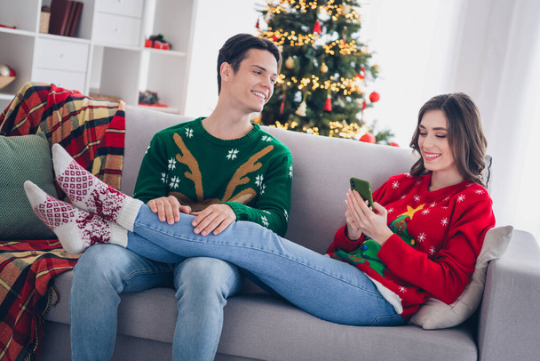 Photo portrait concept of two people wear ugly warm ugly sweaters chilling lying sofa atmosphere decor enjoy xmas time new apartment indoors. - Foto, imagen