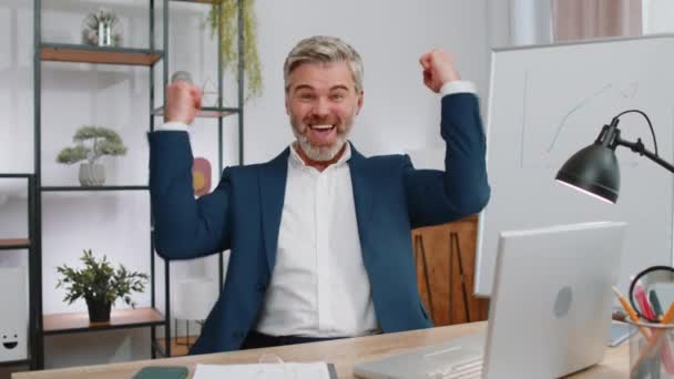 Боже мой, вау. Счастливый изумленный зрелый бизнесмен, работающий на ноутбуке, шокированный внезапной победой, победой в игре, достижениями в лотерее, хорошие новости. Менеджер среднего возраста мужчина фрилансер на рабочем месте офиса - Кадры, видео