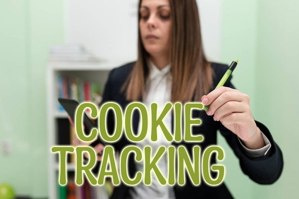 Käsitteellinen näyttö Cookie Tracking, Business approach Käyttäjälle s tallennetut tiedot on tietokone vierailun kohteena olevalla verkkosivustolla - Valokuva, kuva