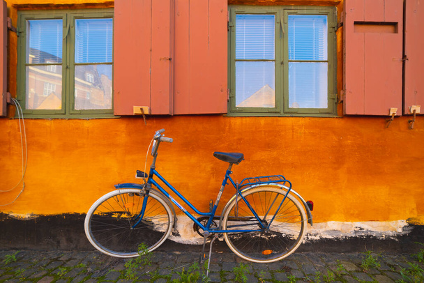bicicleta encostada à parede laranja - Foto, Imagem