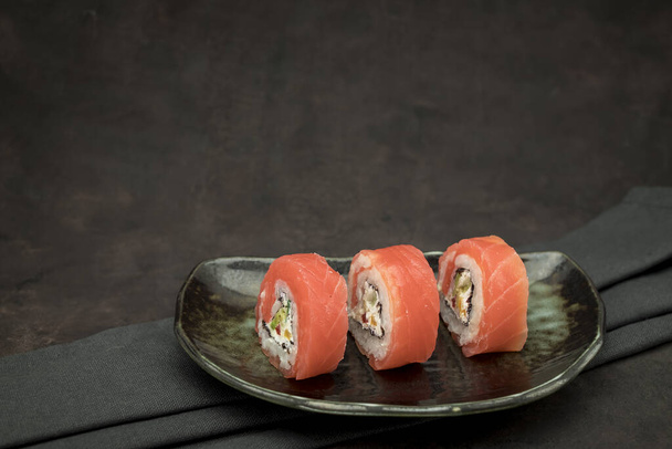 Un set di sushi delizioso su sfondo scuro - Foto, immagini