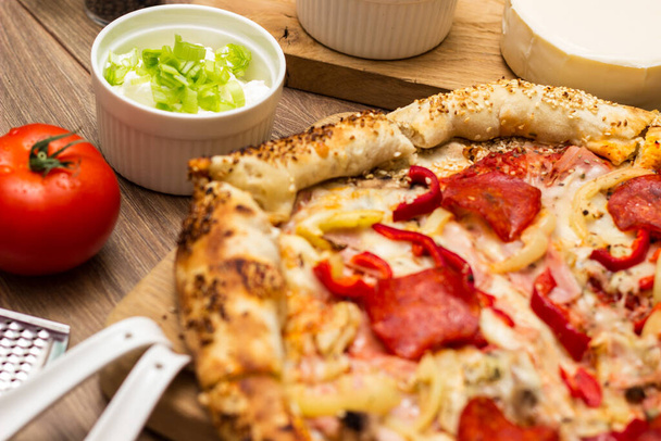 Pizza italiana de pepperoni con salami y queso - Foto, Imagen