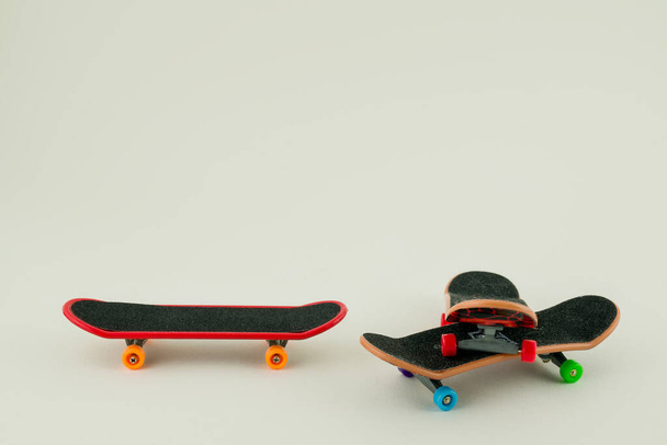 Kantoorentertainment. Vingerbord een skateboard op witte backgro - Foto, afbeelding