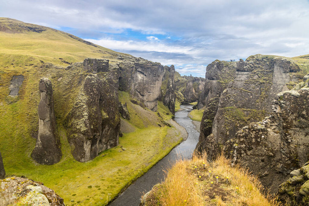 Fjadrargljufur es un hermoso y espectacular cañón con 100 metros de profundidad en el sur de Islandia y popular destino turístico - Foto, Imagen