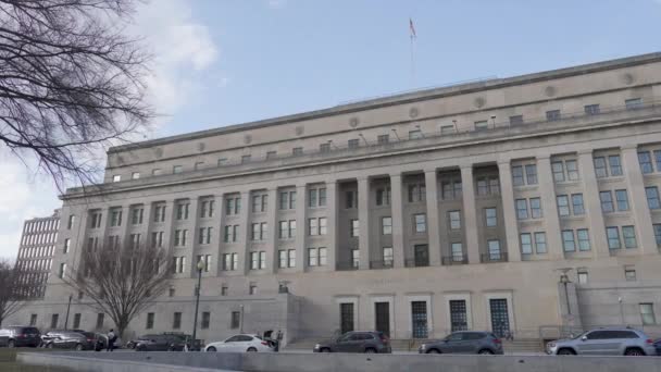 Zuidingang van het Stewart Lee Udall Building, hoofdkwartier van het Amerikaanse ministerie van Binnenlandse Zaken, gelegen op C Street NW in het centrum van Washington, DC in de winter. Van links naar rechts panning shot. - Video