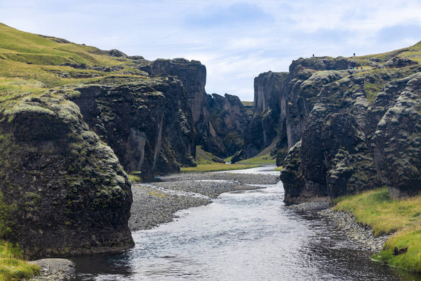 Fjadrargljufur is een prachtige, dramatische canyon met 100 meter diep in Zuid-IJsland en populaire toeristische bestemming - Foto, afbeelding