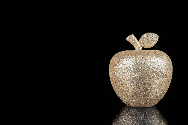 Золотое яблоко изолированы на черном фоне. - Фото, изображение