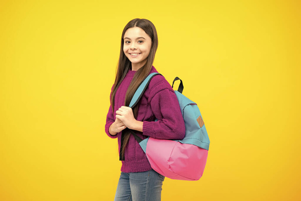 Vissza a suliba. Tinédzser lány készen áll a tanulásra. Iskolás gyerekek sárga elszigetelt háttér - Fotó, kép
