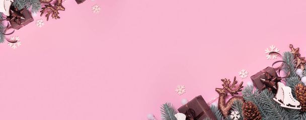 Pinienzweige mit Weihnachtsdekoration von oben, flach liegend auf rosa Hintergrund mit Kopierraum. Leere Grußkarte. - Foto, Bild