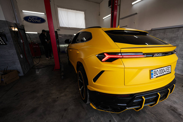 Ternopil, Ukraine- novembre 11, 2022 : Lamborghini Urus jaune dans la station service de voiture. - Photo, image