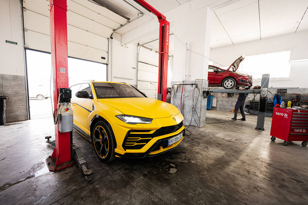 Ternopil, Ukraine- November 11, 2022:  Yellow Lamborghini Urus in car service station. - Foto, imagen
