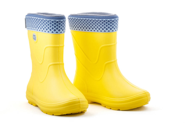 Botas de goma amarillas aisladas sobre fondo blanco. Zapatos para niños. Profundidad total del campo. Primer plano. - Foto, imagen