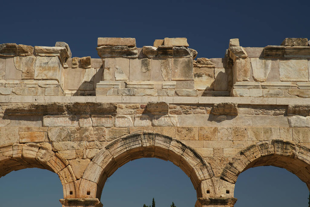 Frontinus Gate em Hierápolis Cidade Antiga em Pamukkale, Denizli City, Turkiye - Foto, Imagem