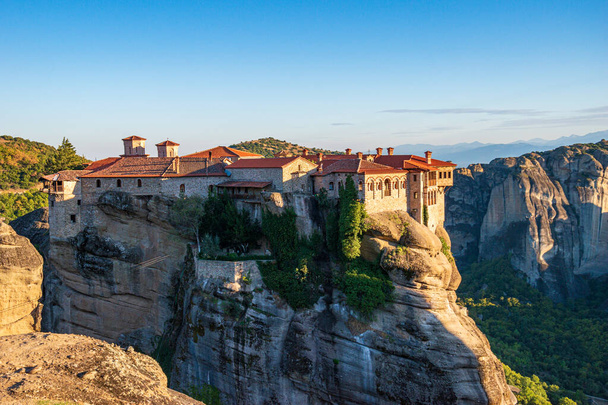 Varlaam Kutsal Manastırı, Yunanistan 'ın en büyük ikinci Meteora manastırı. - Fotoğraf, Görsel