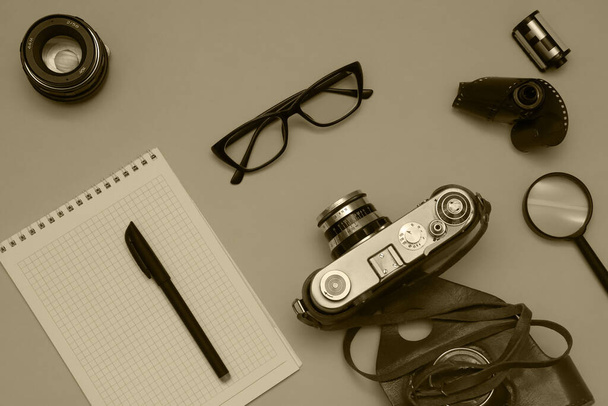 Aksesuarlı eski film kamerası ve diopterli gözlük. - Fotoğraf, Görsel