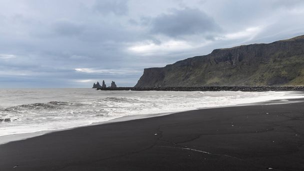 Viks luonnonkaunis vulkaaninen musta hiekkaranta Islannissa on suosittu matkailukohde yhdistetty kehätien - Valokuva, kuva
