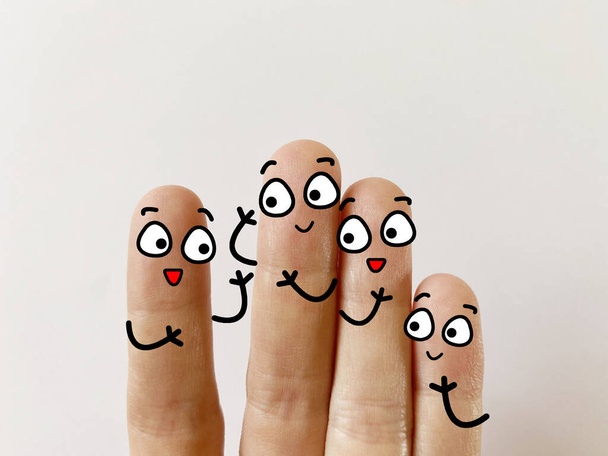 Quatre doigts sont décorés comme quatre personnes. Ils accueillent le nouvel ami. - Photo, image