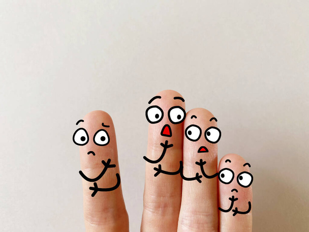 Quatro dedos são decorados como quatro pessoas. Um deles é discriminado.. - Foto, Imagem