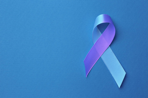 World Arthritis Day. Blue and purple awareness ribbon on color background, top view. Space for text - Foto, imagen
