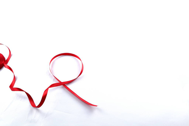 Red Support Ribbon geïsoleerd op witte achtergrond. Wereld aids dag en nationale hiv / aids en veroudering bewustmakingsmaand met rood lint. kopieerruimte - Foto, afbeelding