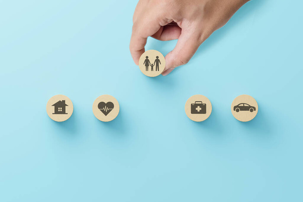 医療保険生活、家族、車の旅行や家のコンセプト。青い背景にアイコンヘルスケアと木製のブロック - 写真・画像