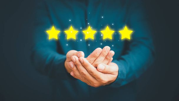 Hombre dar comentarios positivos para encuestas de satisfacción del cliente, calificación de cinco estrellas, comentarios de evaluación del cliente, satisfacción de calificación de servicio y concepto testimonial. - Foto, Imagen