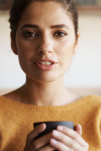 Ξυπνώντας τον εγκέφαλο με φρέσκο καφέ. Μια ελκυστική νεαρή γυναίκα που πίνει καφέ στην κουζίνα της. - Φωτογραφία, εικόνα