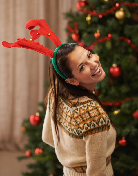 A árvore de Natal está pronta. Retrato de uma jovem atraente decorando a árvore de Natal - Foto, Imagem