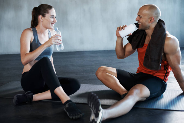 Training, um kämpferisch fit zu werden. ein Mann und eine Frau, die nach einem Training im Fitnessstudio eine Pause einlegen - Foto, Bild