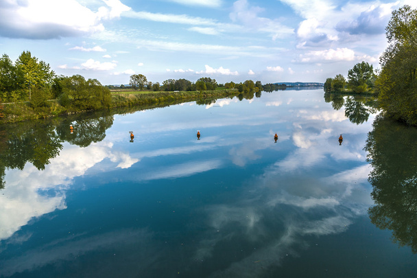 reflexión de los árboles en el río Tauber
 - Foto, Imagen