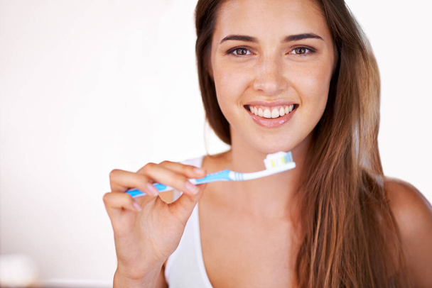 Просто потрясающая улыбка. молодая, красивая девушка чистит зубы - Фото, изображение