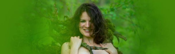 leveä banneri panoraama muotokuva onnellinen nauraa luonnollinen nainen leikkii vihreässä metsässä, kopioi tilaa - Valokuva, kuva