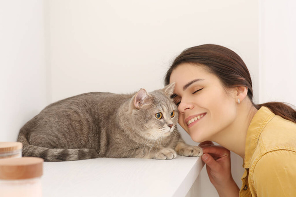 Young woman with adorable cat at home - Foto, Imagem