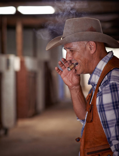 Sa di occidente. un cowboy anziano che si gode un sigaro nel suo ranch - Foto, immagini