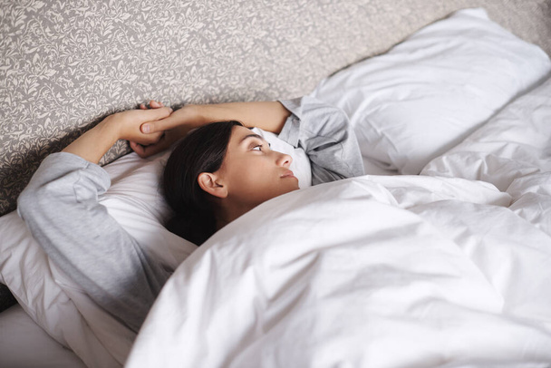 A recuperar o sono de beleza. uma jovem mulher atraente dormindo em sua cama - Foto, Imagem