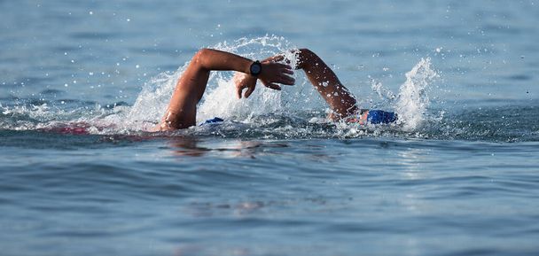 Plavci triatlonu vylézají na vodu dva plavce v závodech v triatlonu - Fotografie, Obrázek