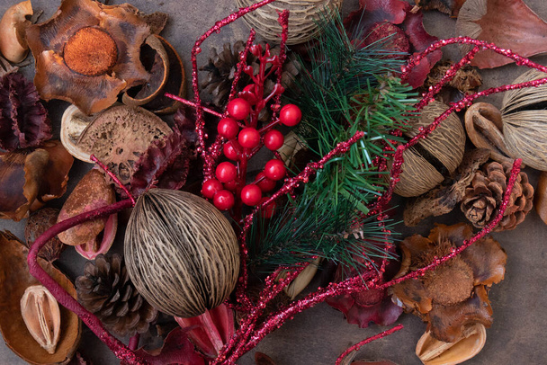Cono de pino, bolas colgantes de Navidad, bayas rojas y abeto verde - Foto, imagen