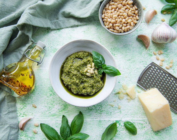 Taze pesto sosu. Yeşil fesleğen pesto. Pesto sosu için malzemeler - Taze fesleğen, çam fıstığı, zeytinyağı ve peynir - Fotoğraf, Görsel