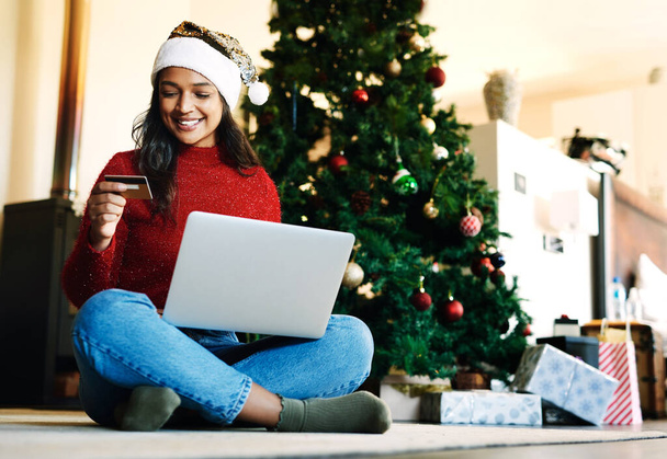 Mujer, portátil y compras en línea para Navidad con tarjeta de crédito en la sala de estar. Pago de comercio electrónico, clientes minoristas en línea y regalos de compras de Navidad en el sitio web de la computadora para celebrar las vacaciones de vacaciones. - Foto, Imagen