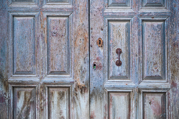Старі старі дволистяні двері з металевими прикрасами в натуральному дереві синьо-сірого кольору
 - Фото, зображення