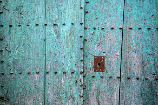 Старі старі подвійні двері з металевими прикрасами на блакитному зеленому пофарбованому натуральному дереві
 - Фото, зображення