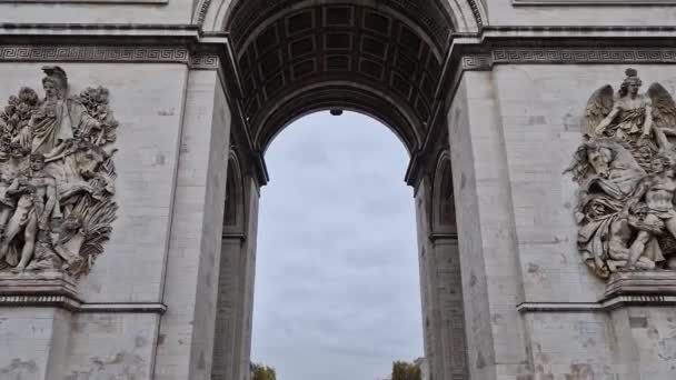Триумфальная арка (Триумфальная арка) в Париже, Франция. Крупный план архитектурных деталей знаменитой исторической достопримечательности - Кадры, видео