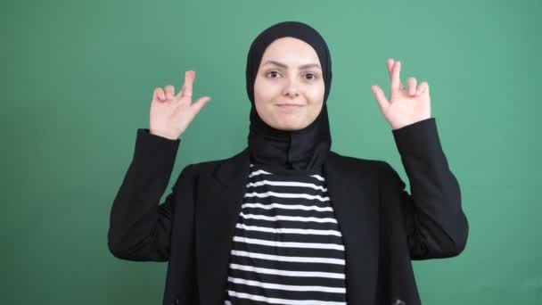 Hlava šátek slibuje, mladá dívka náboženství věřit před chroma klíč, lidé pravdivé řeči, vyjadřující tvář úsměv žena, izolované zelené pozadí - Záběry, video