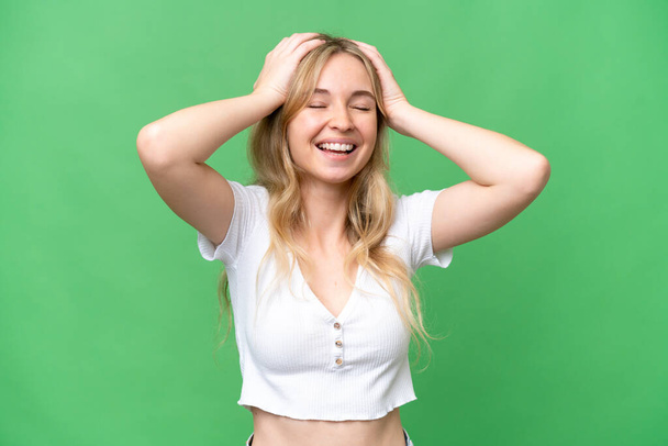 Jonge Engelse vrouw over geïsoleerde achtergrond lachen - Foto, afbeelding