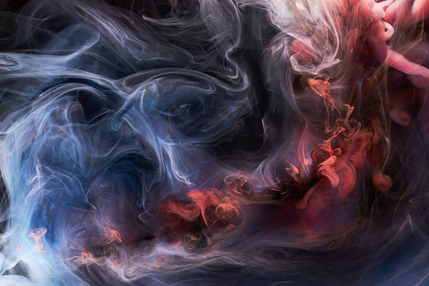 Синие красные чернила абстрактный фон. Акриловый фон для парфюмерии, кальяна, косметики. Таинственные облака дыма, яркий туман - Фото, изображение