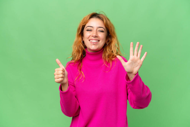 Junge kaukasische Frau isoliert auf grünem Bildschirm Chroma-Taste Hintergrund zählen sechs mit den Fingern - Foto, Bild