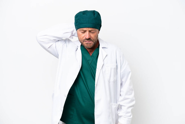 Chirurgien d'âge moyen en uniforme vert isolé sur fond blanc avec mal de cou - Photo, image